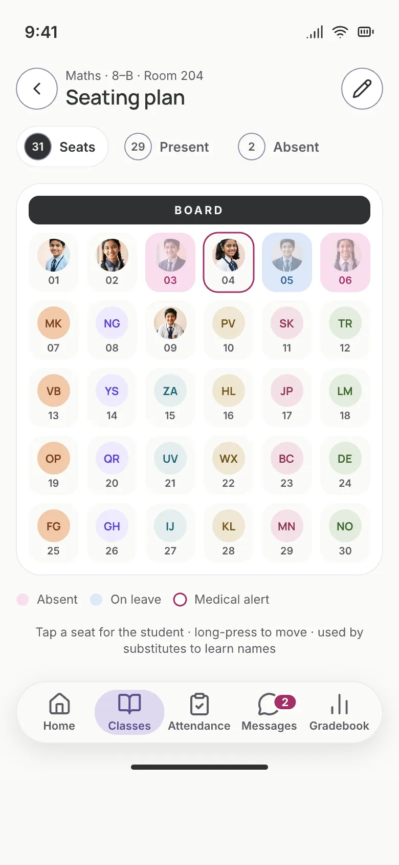 Seating plan in the Scholva teacher app: the classroom layout facing the board with every student's seat, absences and medical alerts marked.